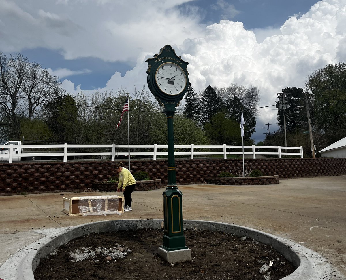 Golf_Oakland_NE's tweet photo. A big thanks to Laura and Roger Saf for their generosity to Oakland Golf Club. A Memorial piece for them to be remembered forever. https://t.co/0u4wXwYXid