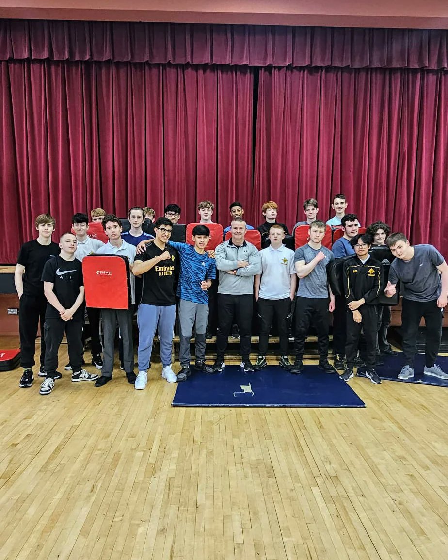 Fantastic day for our D1 students who worked with Alex Walsh on improving their self defense skills. Thanks to all our students who embrace the day and all it's challenges 💪🏼👏🏼 @tyhub_ie @ClonkeenSchool @YourTYNews @ERSTIRELAND