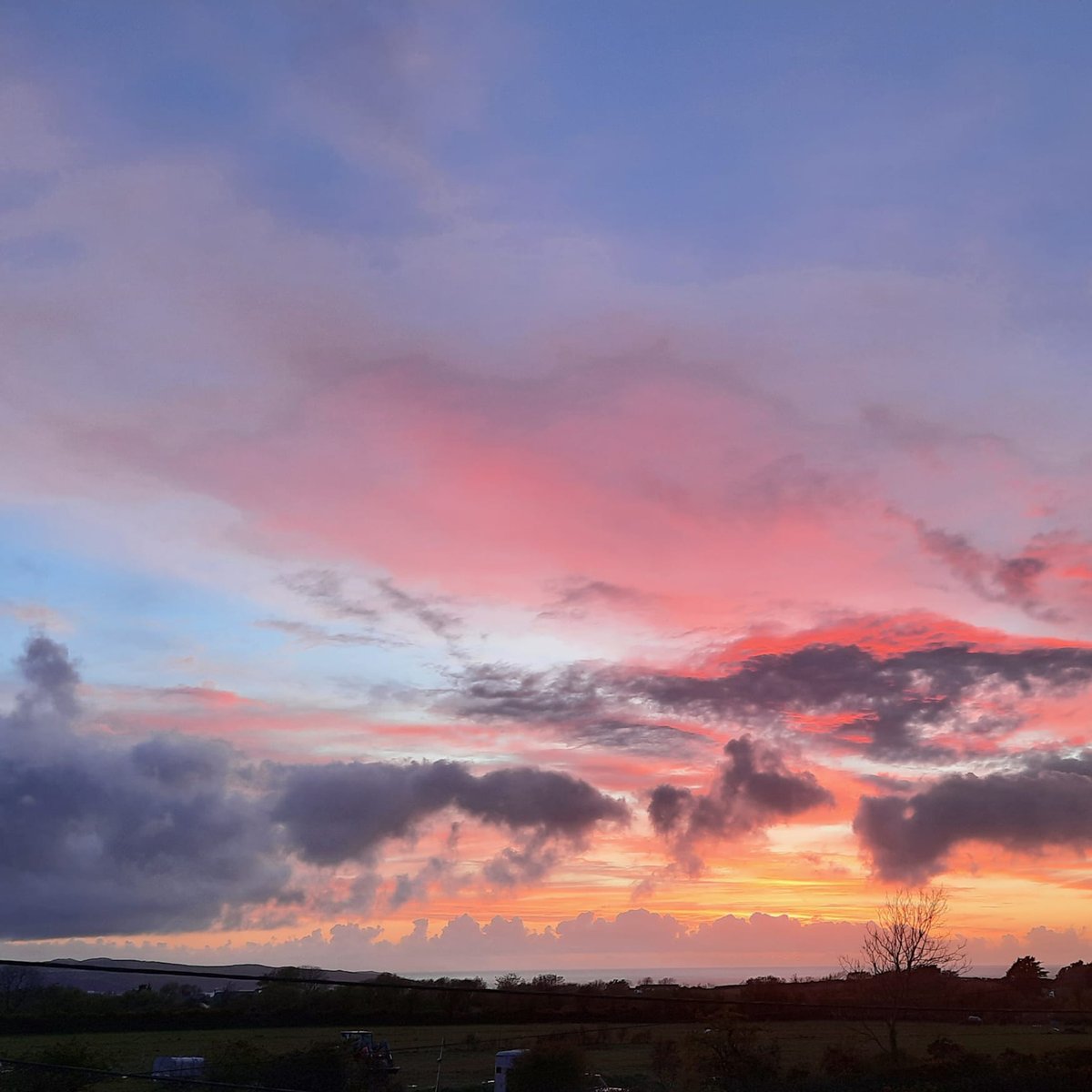 A few minutes ago at Dinas Cross 😍