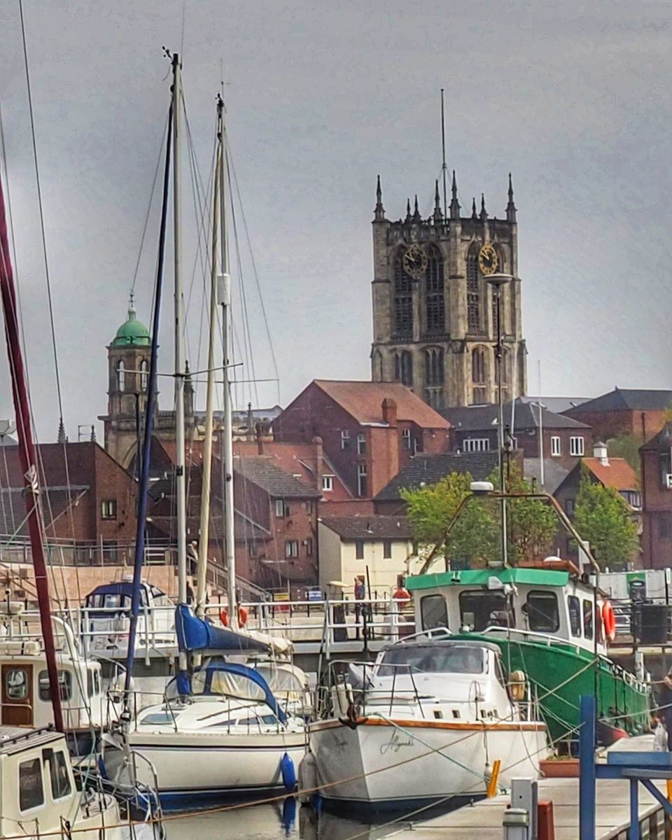 The view of Hull Minster from the Railway Dock part of Hull Marina.

#hull #yorkshire #travel #architecture #mustbehull #hullmaritime #hullmarina