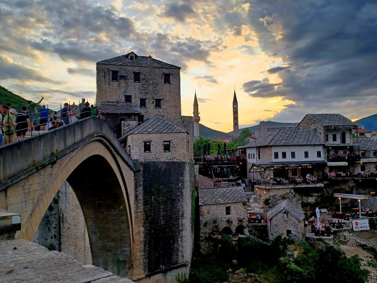 Lo Stari Most distrutto nel '93, solo perché rappresentava un simbolo di unione fra Croati e Bosniaci.
È un simbolo, il simbolo della stupidità di qualsiasi guerra.
#Mostar