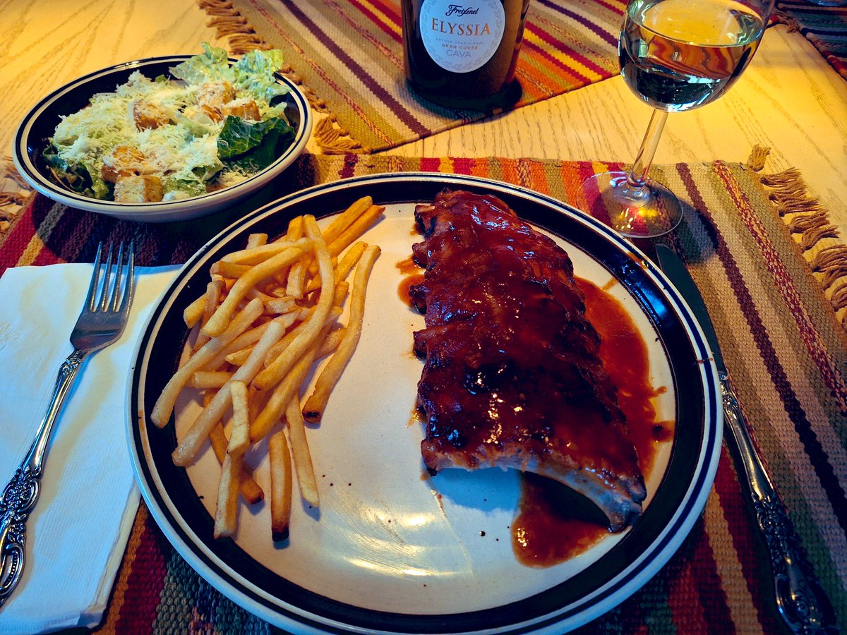 @GSmokesweed1 Hi Grandma, we are having bbq ribs, French fries and Caesar salad with croutons are freshly grated Romano Pecorino cheese. 🍷 Enjoy your meals everyone! 😀 #menucall
