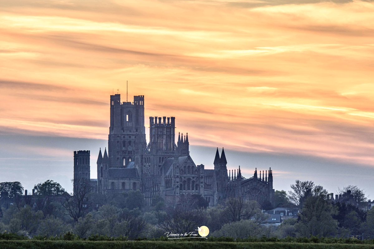 I ventured out in The Fens this evening to capture the last sunset of April 2024. I was treated to a stunning sky over @Ely_Cathedral 💛🧡💚 #sunset #LovElyCathedral #StormHour