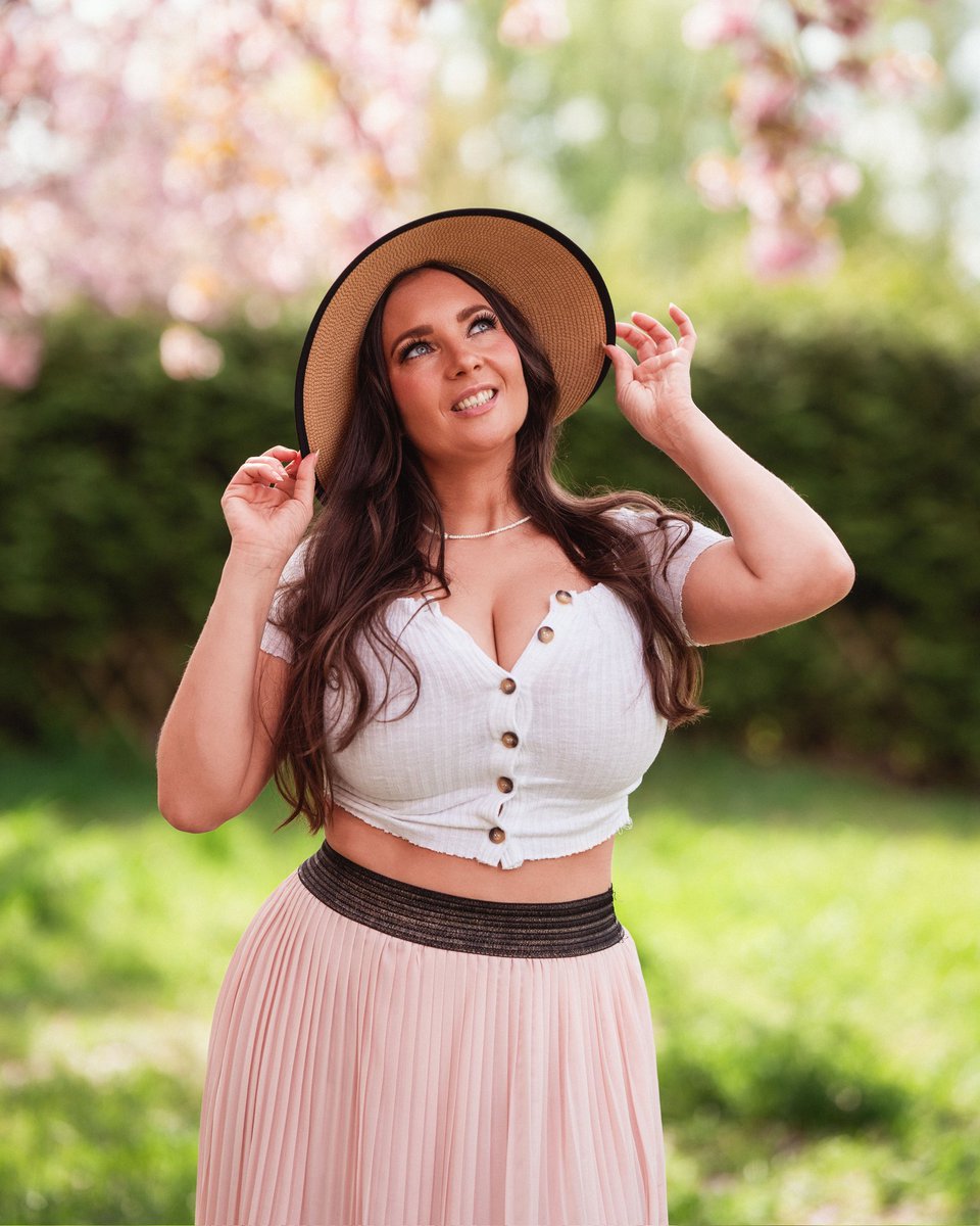 Springtime is Cherryblossomtime🌸
#curvymodel #portraitphotography #busty 

📸 @derschooster