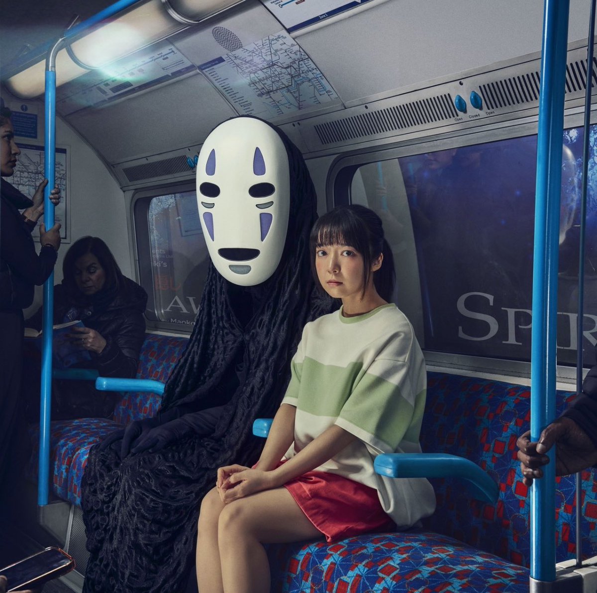 Con esta imagen la obra de Spirited Away (El Viaje de Chihiro) anuncia su llegada a Londres 😁