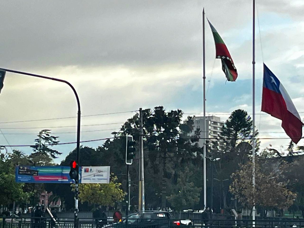 Que grave... Esto es @TomasVodanovic en la plaza de Maipú. La bandera de Chile a media asta y la mapuche hasta arriba. ¿Entiendes ahora por qué Maipú no es una comuna segura? Vodanovic no apoya que los Carabineros te defiendan. #ChileNoOlvida