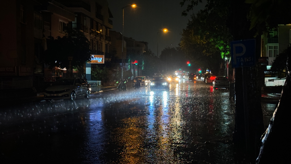 #Ankara'da sağanak yağış hayatı olumsuz etkiledi 24saatgazetesi.com/baskentte-saga…