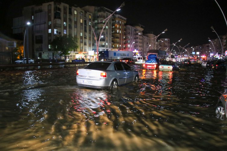 Yağmur ve dolu sel yaratıyor: Uşak'ta yollar kapandı, Nevşehir'de sel ve su taşkını! #Usak #Nevsehir #yagmur #sel #SONDAKİKA sonmuhur.com/yagmur-ve-dolu…