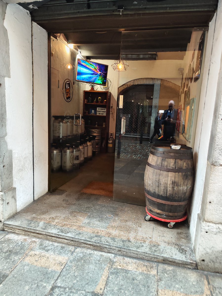 El Sindicat, Girona 🇪🇦 Last stop of the trip! An attractive bar in an old stone building but the layout somewhat restricts the atmosphere as capacity at the bar is minimal and the backroom is an overflow really. Barcelona prices, but a good range and friendly service 👍🍻