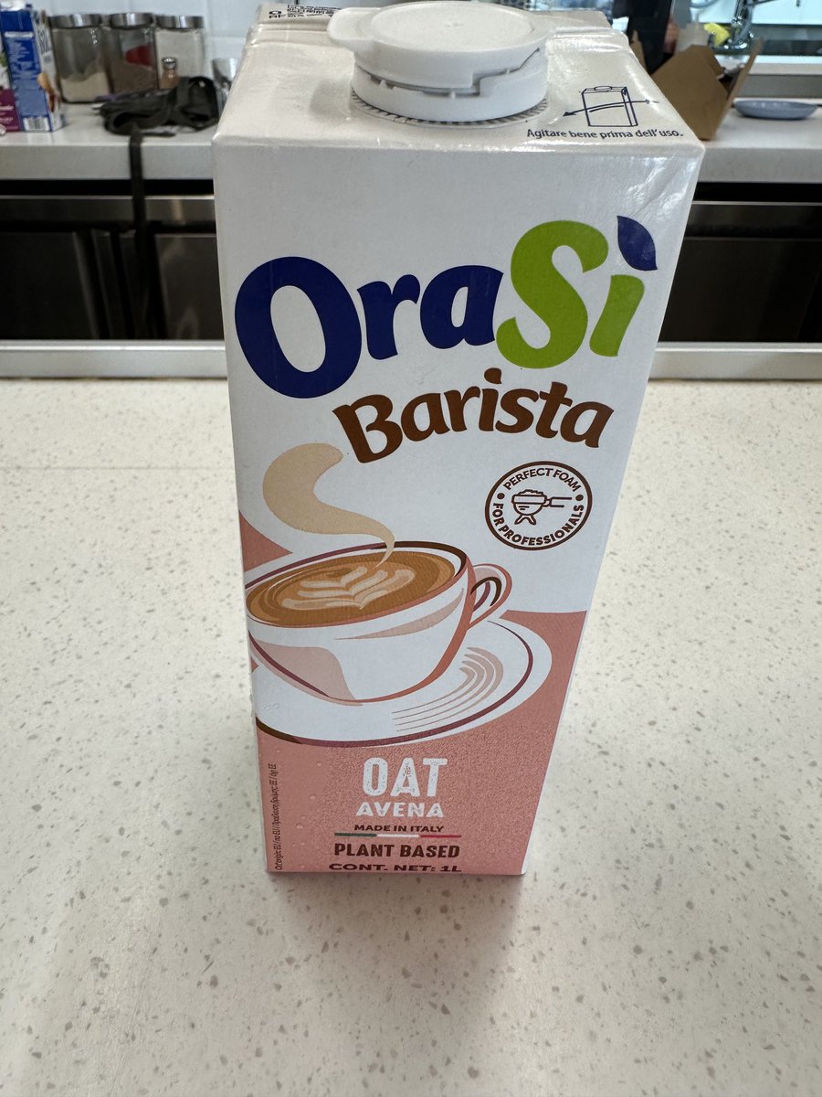 Bueno!!! Confieso que en contra de todo pronóstico imaginado, mi voluntad cafetera y sobre todo lógica, probé un Cappuccino con esta “leche” de avena. WAO!!! Brutal!!!