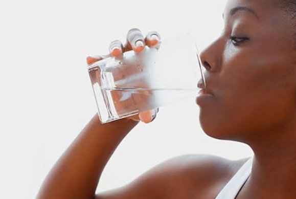 Do you experience increase in body temperature or sweat after drinking water sometimes especially at night, here are some causes!

1. Thermoregulation: Drinking water can cause a temporary increase in body temperature, as your body absorbs the cool liquid. This can trigger a