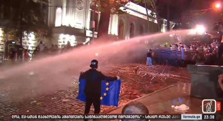 Le drapeau de l’UE fait face à nouveau au canon à eau à Tbilissi. 'Nous avons à cœur l’intégration euro-atlantique, inscrite dans notre constitution et rien ne peut changer cela.' Georgia 🇬🇪 is Europe 🇪🇺
