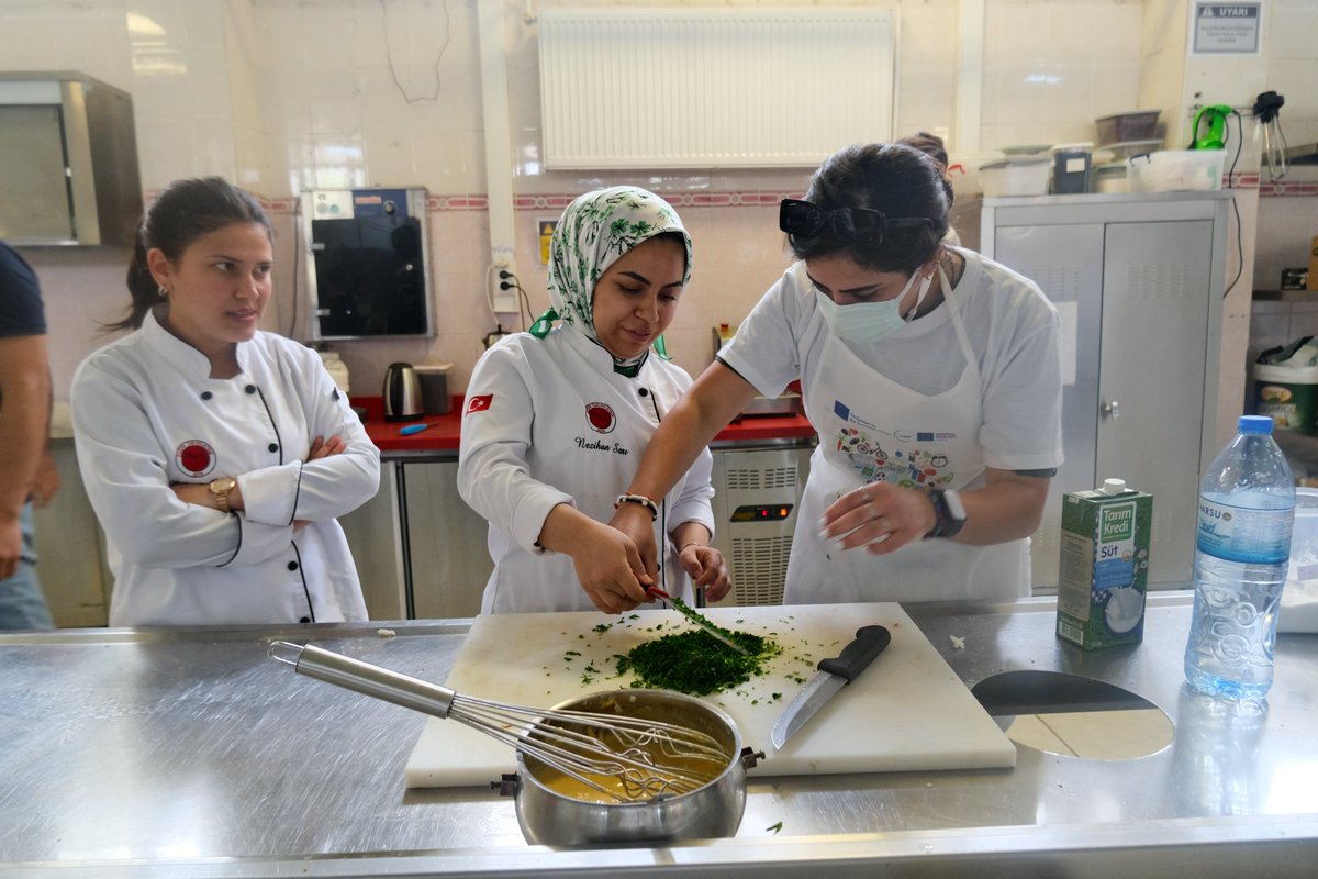 İtalya ve Ürdün’den Yozgat’a ESC programı kapsamında gelen gönüllü gençler, mutfaktaki israfın önlenmesi ve farkındalık oluşturulması amacıyla “Atıksız Mutfak Atölyesi” etkinliği çerçevesinde kültürlerine ait birbirinden lezzetli tarifleri yaparak hünerlerini sergilediler.