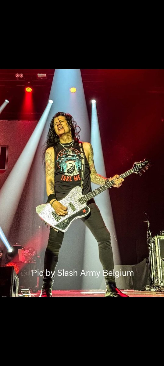 Beautiful shot of Todd @todddammitkerns, with a feel for the music in Paris France 🎶🎸🔥 Love it! ♥
Credit📷 SlashArmyBelgium
#ToddKerns #emotion #musiclover #concert