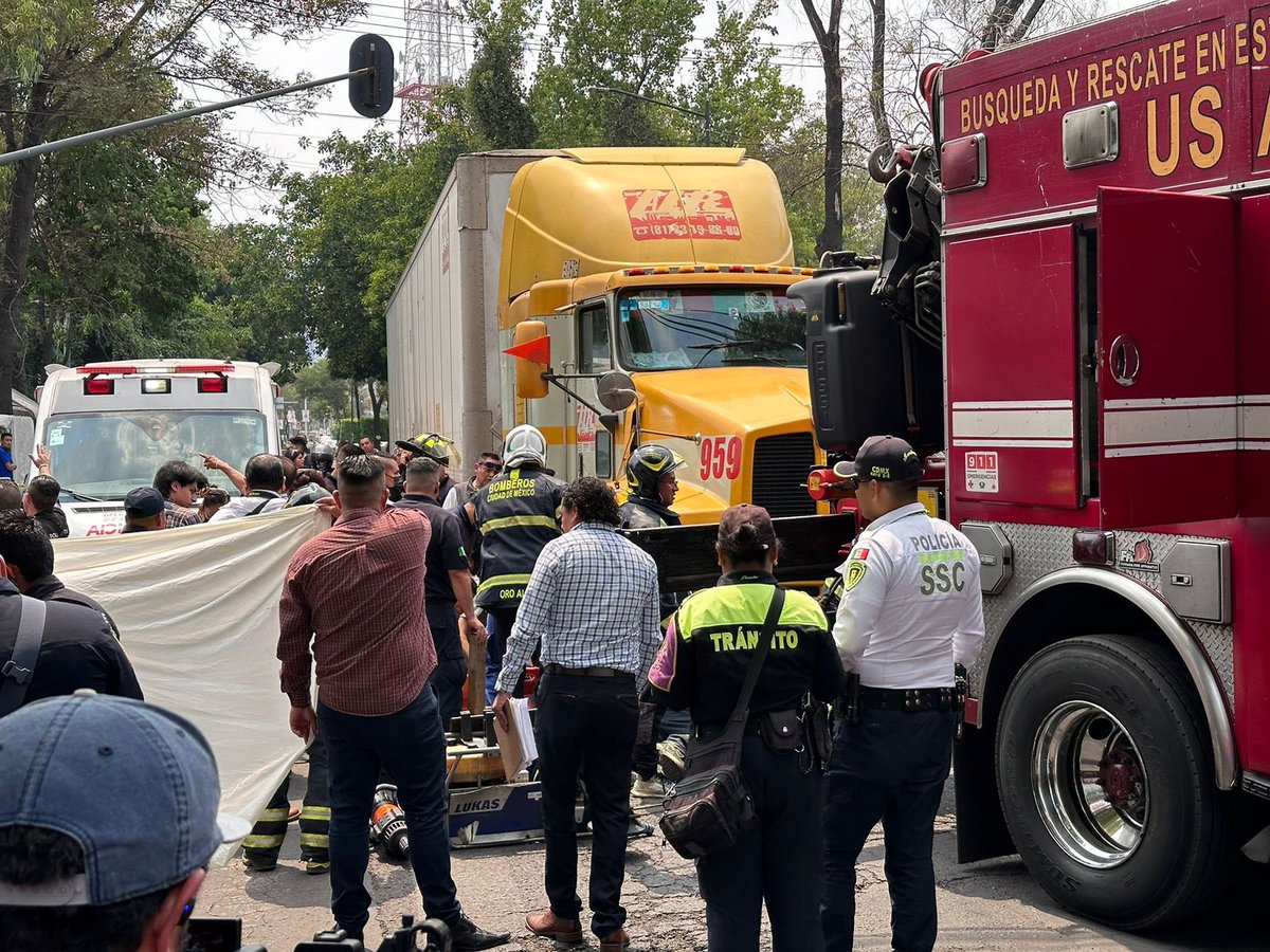 Un ciclista fue atropellado por un trailer sobre Dr. Río de la Loza, frente a la FGJCDMX. 

Elementos de emergencia laboran en el lugar para rescatar a la persona que sigue con vida.