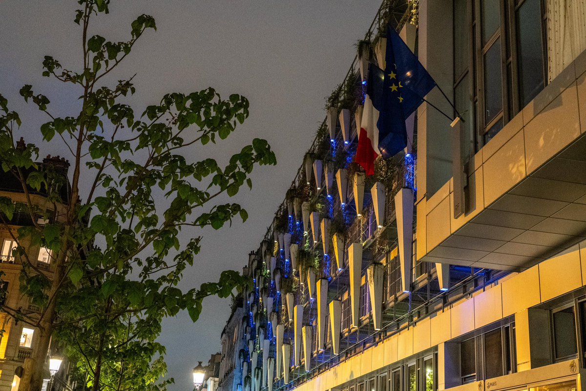 🇪🇺🇫🇷 En partenariat avec @UEFrance la @Mairie17 aux couleurs 🔵🟡 ce soir pour saluer le 20ème anniversaire de l’élargissement de l’Union européenne 8 pays de l’ancien bloc soviétique + Chypre et Malte rejoignaient 🇪🇺 en 2004 Une pensée amicale à nos amis Lituaniens 🇱🇹