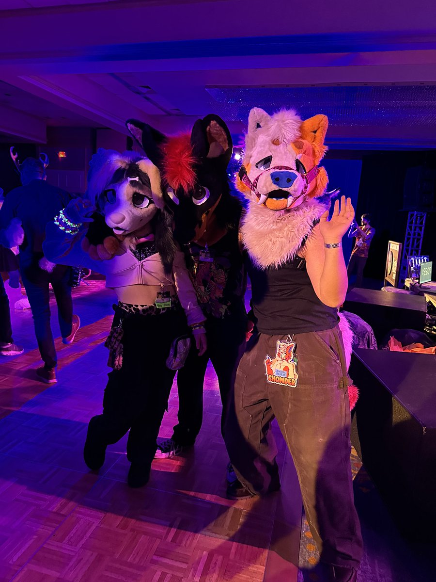 Idk who the suiter on the left is, but you are so cute <3
-
#fcl