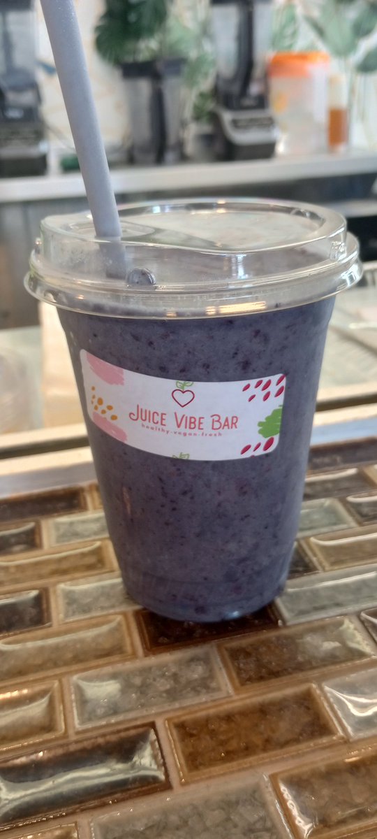 Was craving a smoothie from my favorite local, woman owned small business after filming wrapped today. This berry smoothie hit the spot with banana and spirulina 🤤🌱 #juicevibe.us muchas gracias!! #Vegan @HappyCow @vegnews