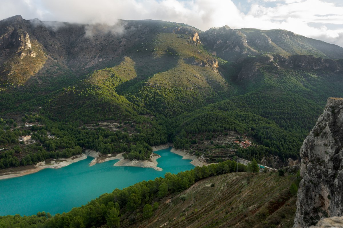 Costa Blanca is one of the most popular travel destinations in Spain. And we're not surprised at all! It's full of charming towns & breathtaking landscapes. Discover great places to visit in the area 🇪🇸➡️ happylittletraveler.com/places-to-visi… Which one you like most? 🤔