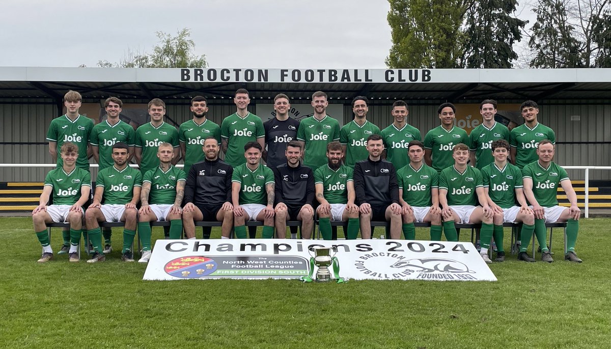 A very special night following the final photo of the season and we end it with a squad photo, league trophy safely in hand !