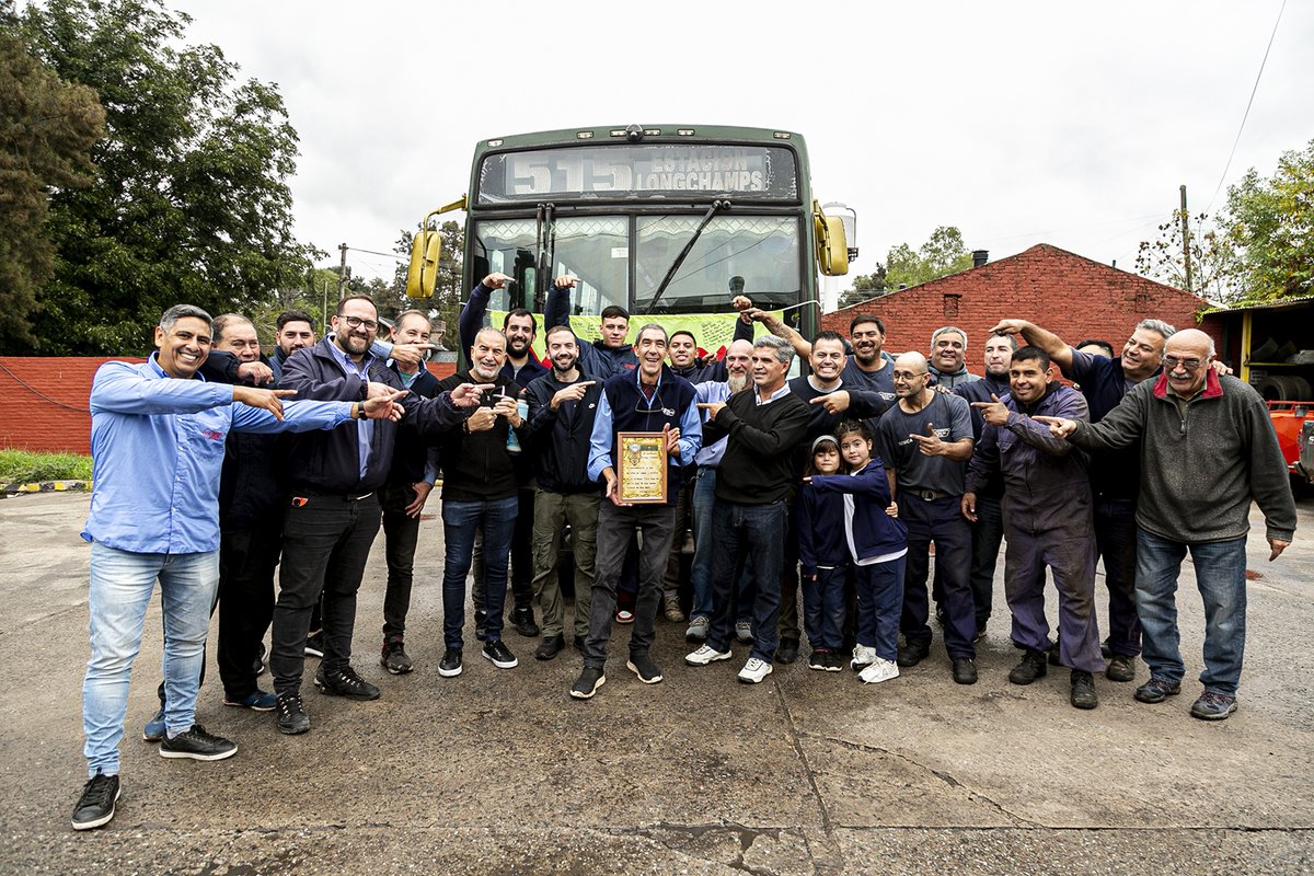 🚍 Un afectuoso saludo para Rubén y sus compañeros de la Línea 515 de Longchamps que nos emocionaron con el emotivo homenaje que le hicieron a 'Perita', que se jubiló y ahora en su Barrio Parque Roma de Glew va a disfrutar de la familia, de sus nietos y de la pasión por la pesca.