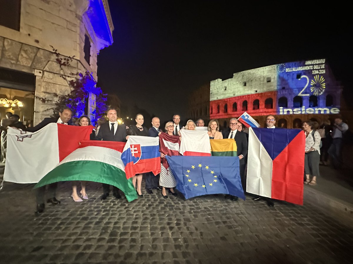 ❗️20 anni nell’UE🇪🇺🇪🇺🇪🇺

Stasera il Colosseo illuminato con i colori delle bandiere dei  Paesi che nel 2004 hanno aderito all’UE
 
Grazie Italia 🇮🇹 per il sostegno

Grazie @g_sangiuliano @MiC_Italia
@Roma
@parcoColosseo 
@Giulio_Tremonti @fmollicone 

#PLUE20