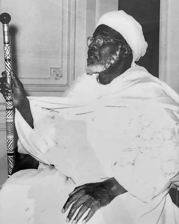 AnatomyOfSufism's tweet photo. سَلاَمٌ عَلَيْــــــهِ مِــــنْ خَدِيــــــمٍ مُتَيَّـــمٍ
مِنْ أَقْصَى بِلاَدِ الْغَرْبِ لِلْمُصْطَفَى الْمَأْوَى

Greetings and Peace from a lovelorn servant 
From the farthest country in the West, seeking refuge with the Chosen One ﷺ.

 - Shāykh Al-islam Hajj Ibrahim Niasse https://t.co/bqgZonbVHf
