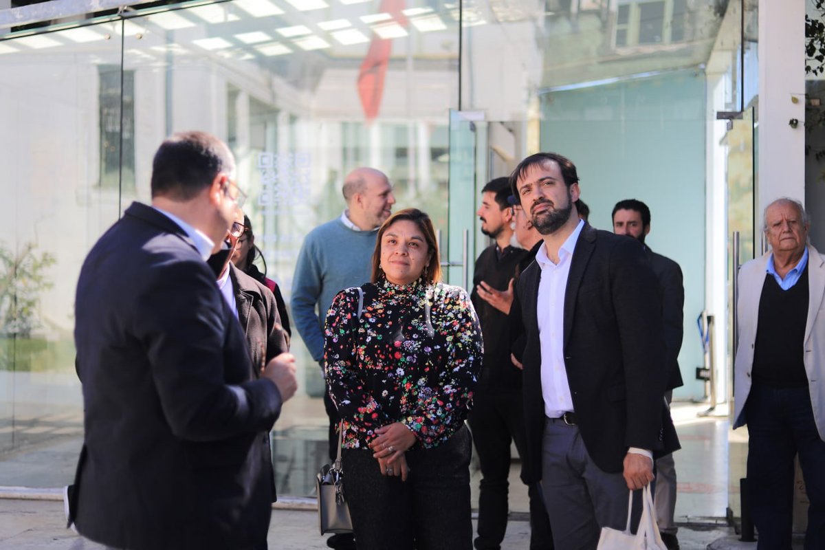 ¡Felicidad! Porque la Municipalidad de Valparaíso -representada por su alcalde, don Jorge Sharp- y el Estado mexicano - representado por la Embajadora Laura Moreno- han extendido el convenio para que la librería del Fondo de cultura económica siga funcionando en la ciudad😎📚