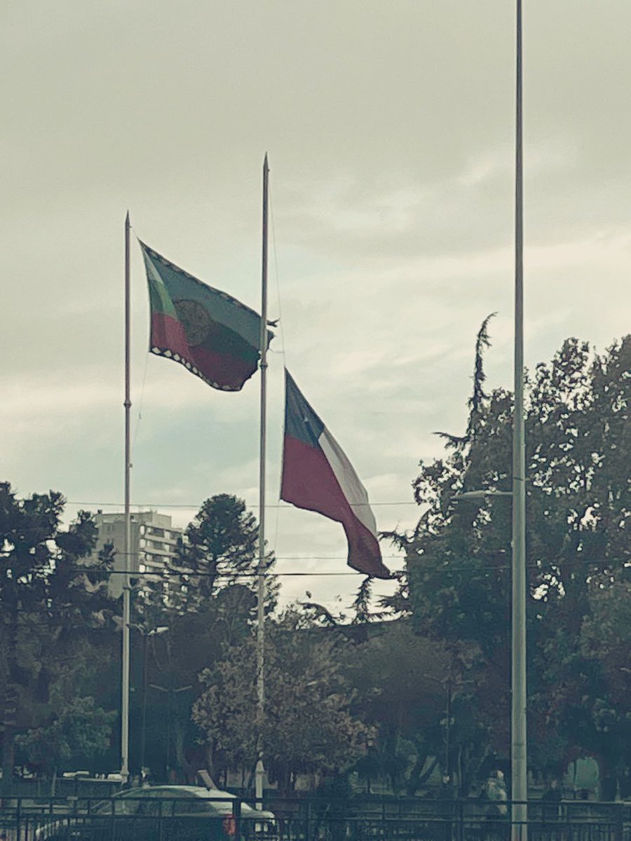 La bandera terrorista arriba de la chilena. Plaza de Maipu. Una vergüenza el alcalde Vodanovic.
