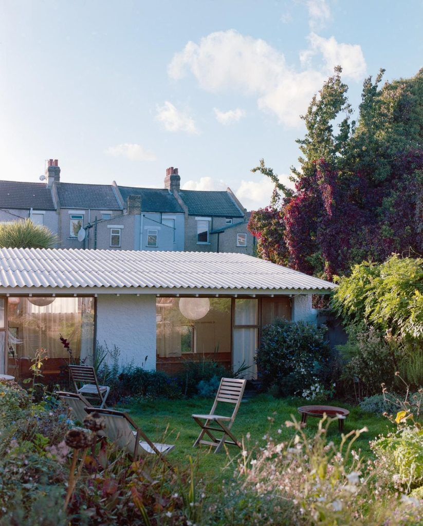 #Commonbond Architects  buff.ly/49ZUtAk | posted by afasia | daily entries on contemporary art and architecture #afasiaarchzine #afasiaarq | 

The Gardenhide Studio in Abbeywood . London Commonbond Architects A Self-built hempcrete architecture s…