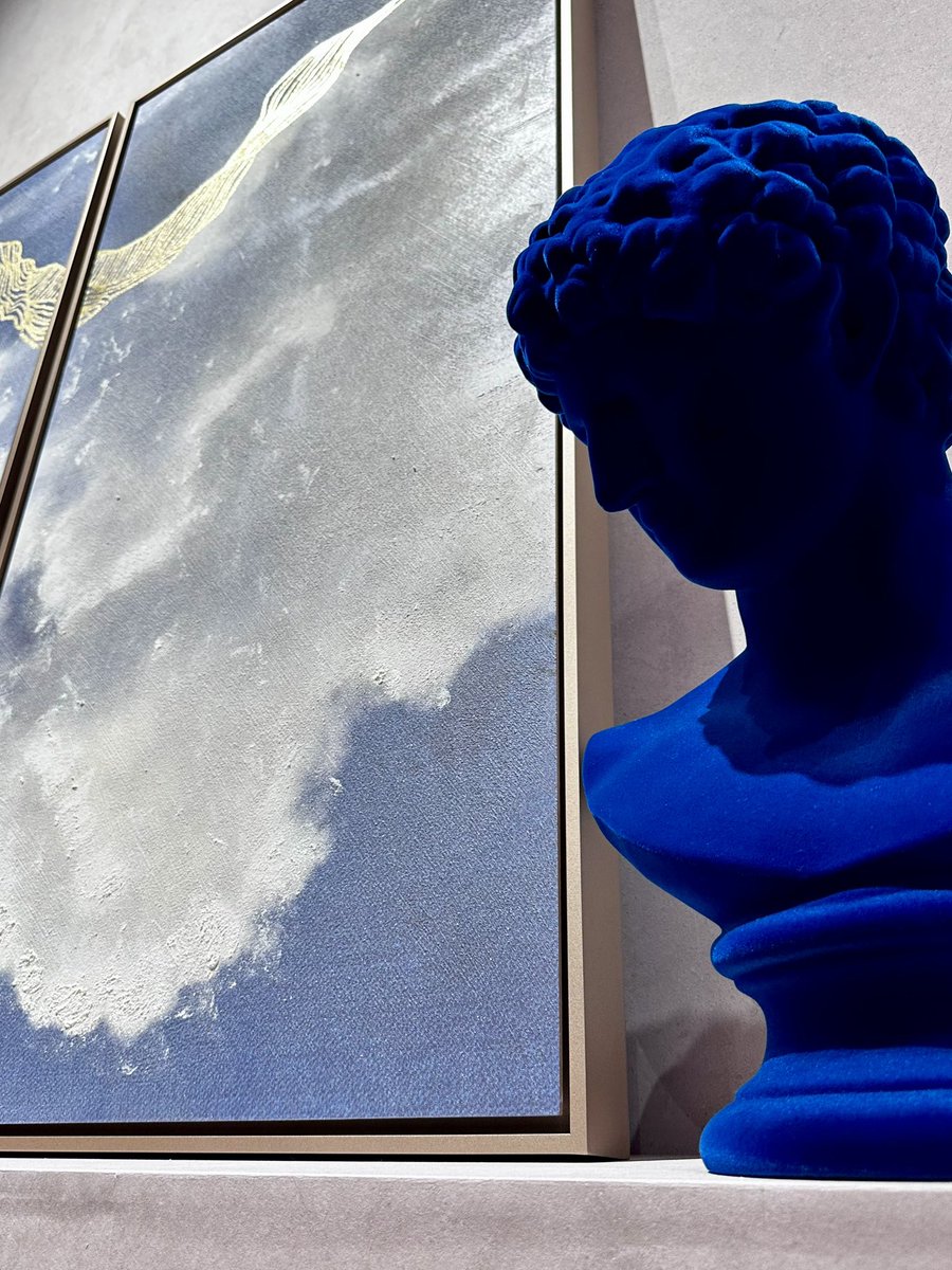 C R E A T I O N/

Experience the distinct elegance of Adriani e Rossi’s creations.

This striking blue sculpture, set against a compelling backdrop, exemplifies sophistication that could enrich any living space.