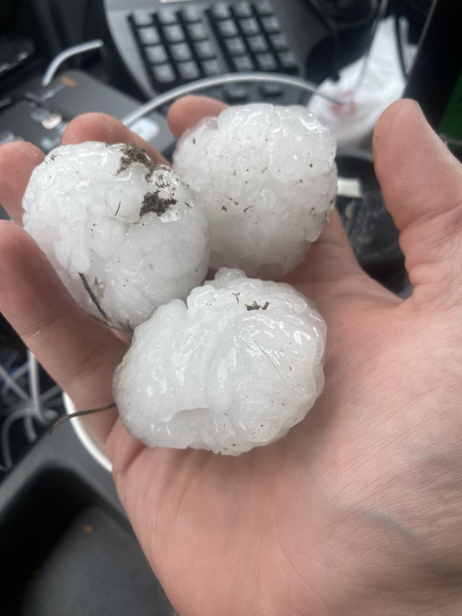 Golf ball size hail just west of Malvern Iowa! @NWSDesMoines @NWSOmaha