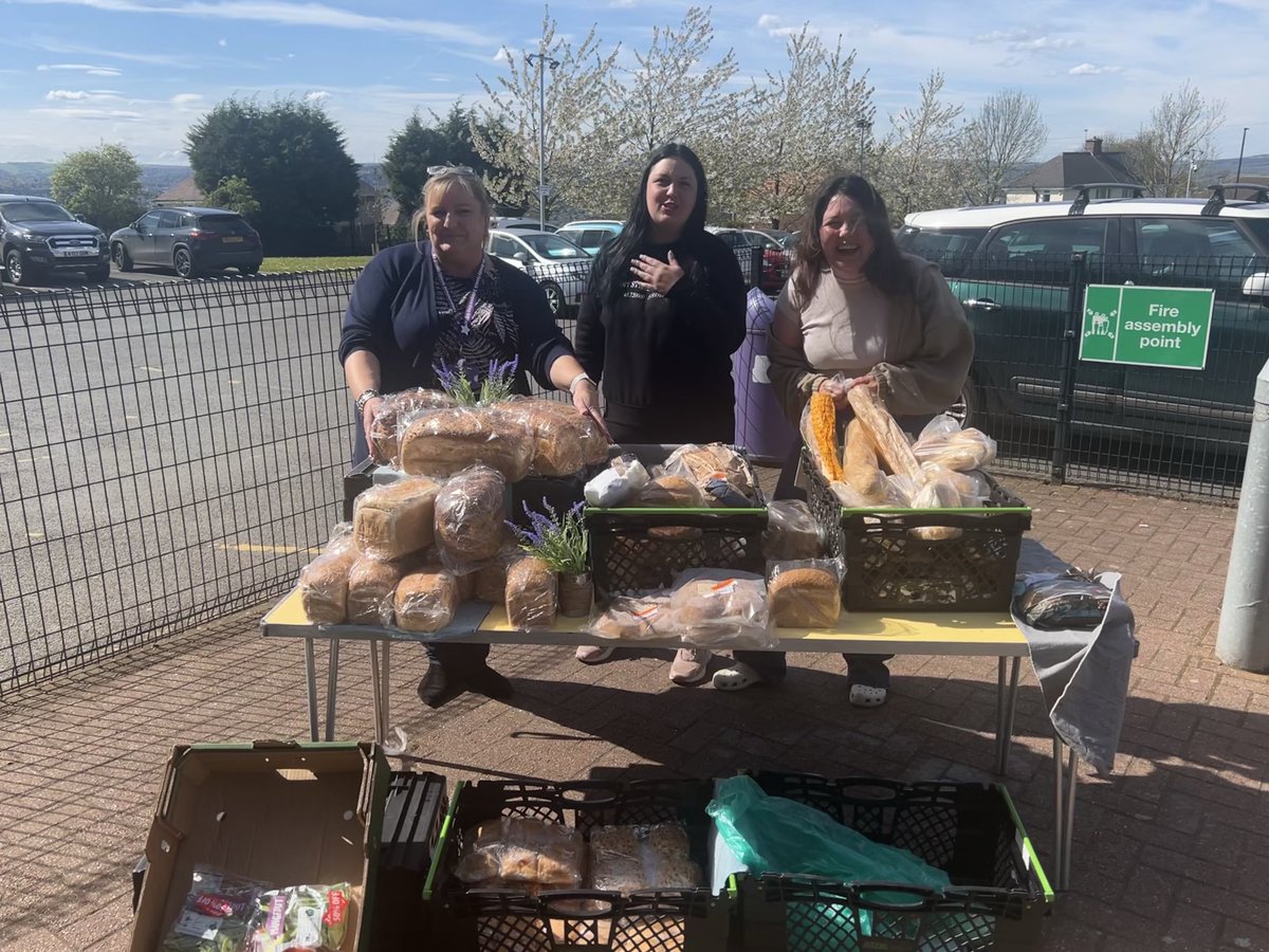 Fun, laughter and sunshine ☀️ with a big bread give away as well as community fridge @ArbourthorneCPS this afternoon! Huge thanks to our parent volunteers and colleagues for the rally. #NoWaste #Sharing #Volunteering