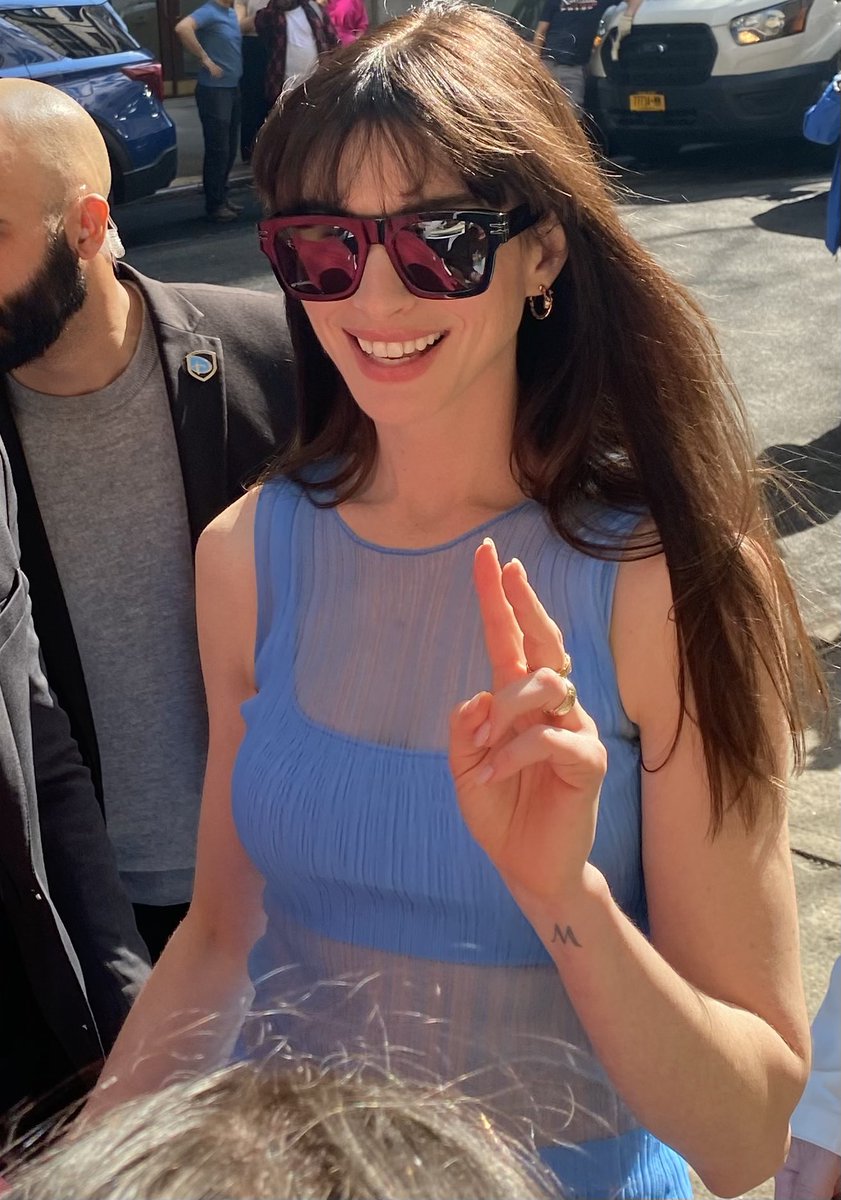 RobertaRT's tweet photo. @Annehath0  in NYC #AnneHathaway #actress #nyc #film #tv https://t.co/wrsSSwXUX6