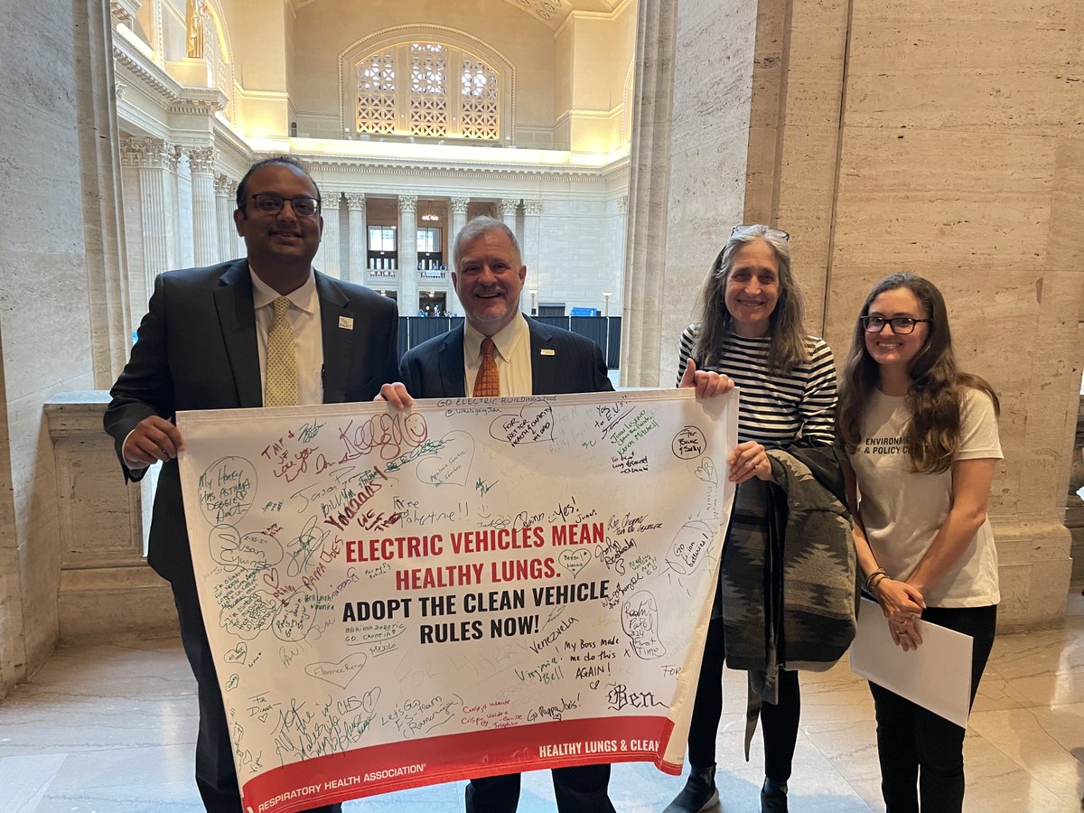 RHA’s Brian Urbaszewski brought a Hustle Chicago stair climb banner to thank @senvillivalam for his clean air leadership with this week’s launch of the Clean and Equitable Transportation Act that will reform and fund transit, expand the use of zero-emissions vehicles, set targets
