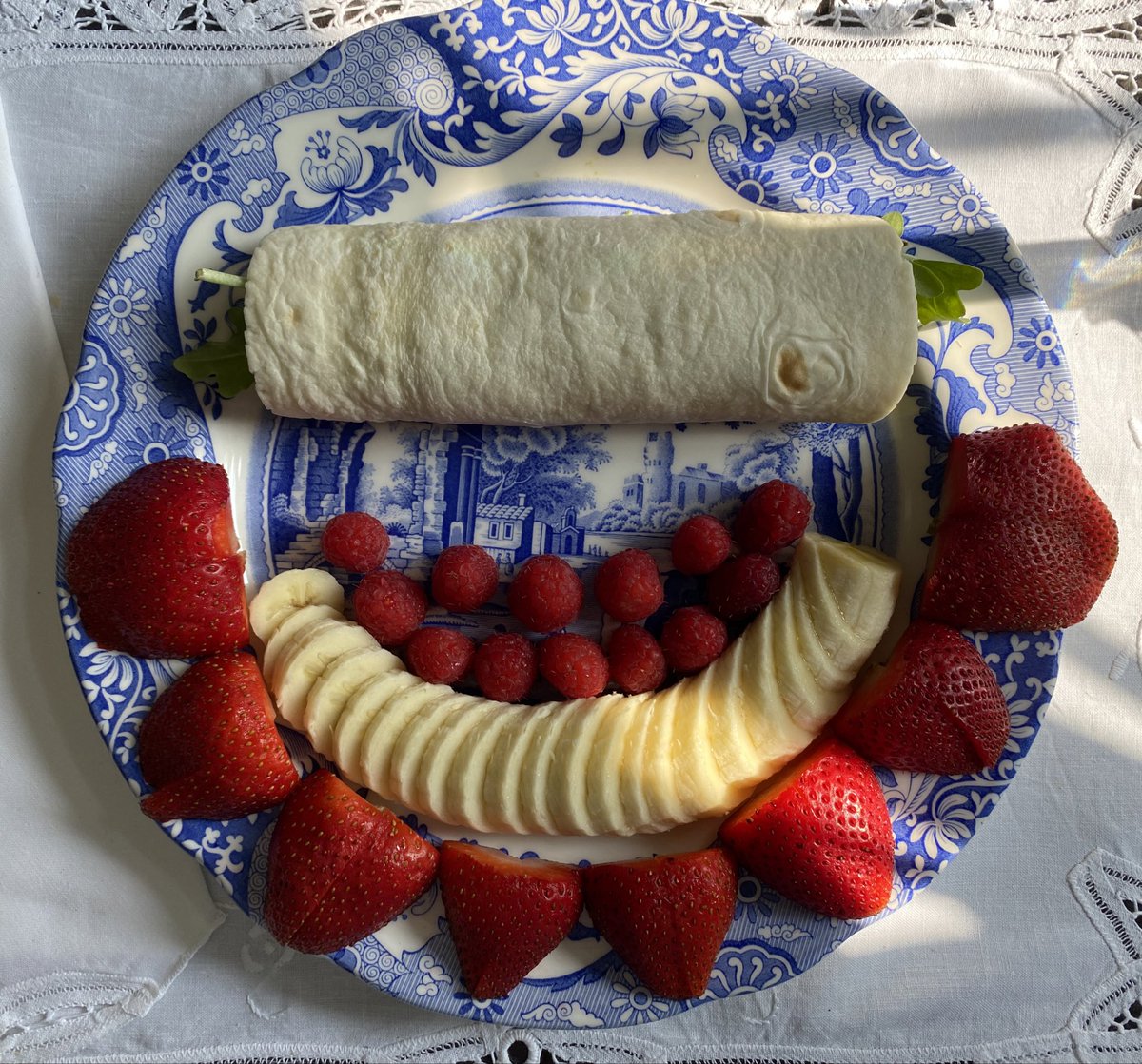 wrap w avo, salmon & arugula!
plus some berries 🫡