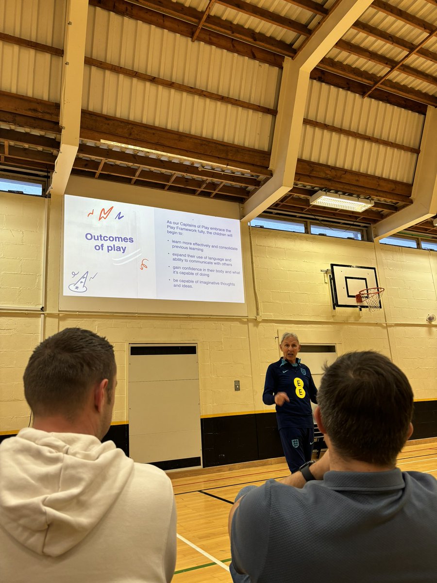 markjgordon's tweet photo. Fantastic evening with @sturge_p delivering a CPD on coaching the โPlay Phaseโ (4-6 year olds).
#playphase @EssexCoaches @EssexCountyFA https://t.co/NiT8SsQXVr