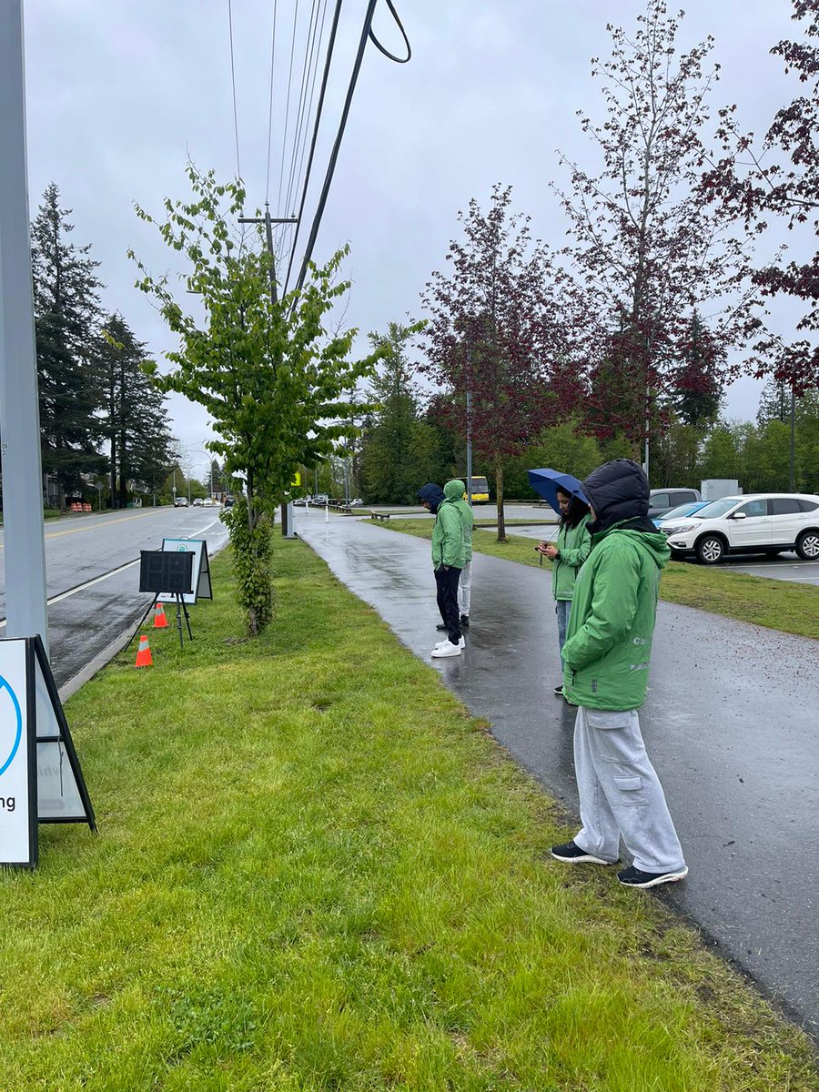 Kudos to our #Greenteam volunteers @surreyps for braving the cold and rain over the weekend to remind drivers to #slowdown and #LeaveYourPhoneAlone!🚘📵

#MakeADifference #Volunteersinaction
@CityofSurrey @icbc @BCRCMP  @SurreyMayor @LindaAnnisBC @dtsurreybia @Newton_BIA