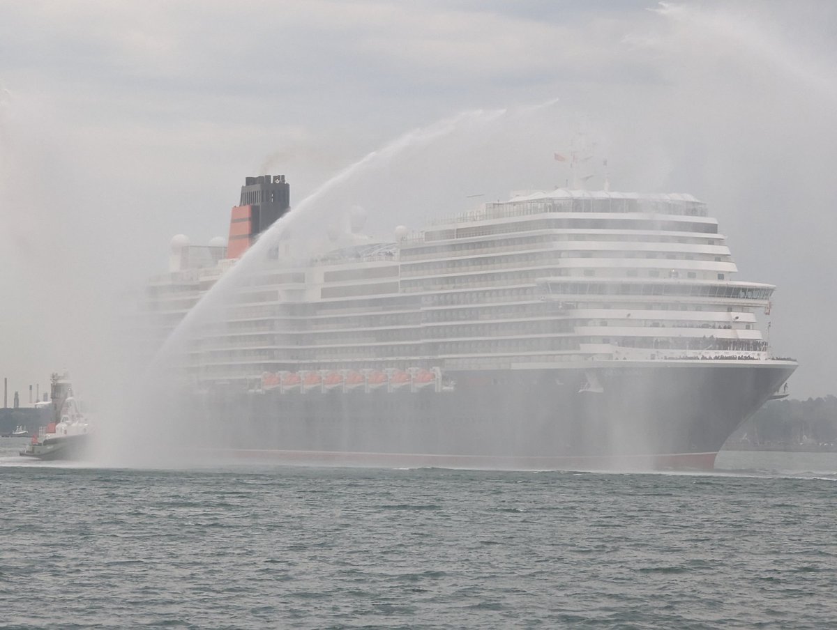 Well this was rather incredible to see today in Southampton! @cunardline #QueenAnne