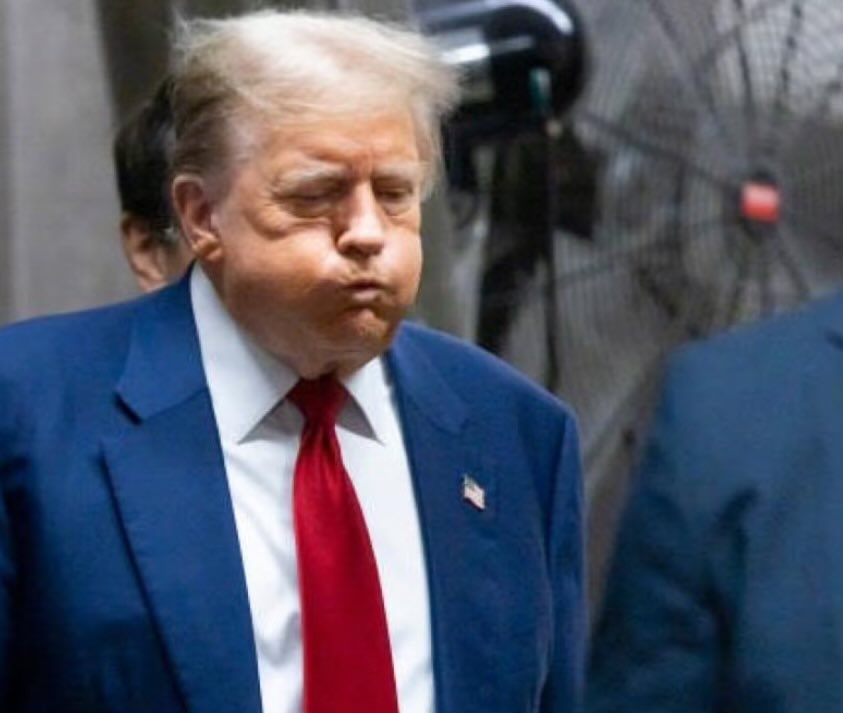 Apparently the huge fan in the background isn’t helping the courtroom stench. Trump has to hold his own breath. #TrumpSmellsLikeAss #StopTheStench