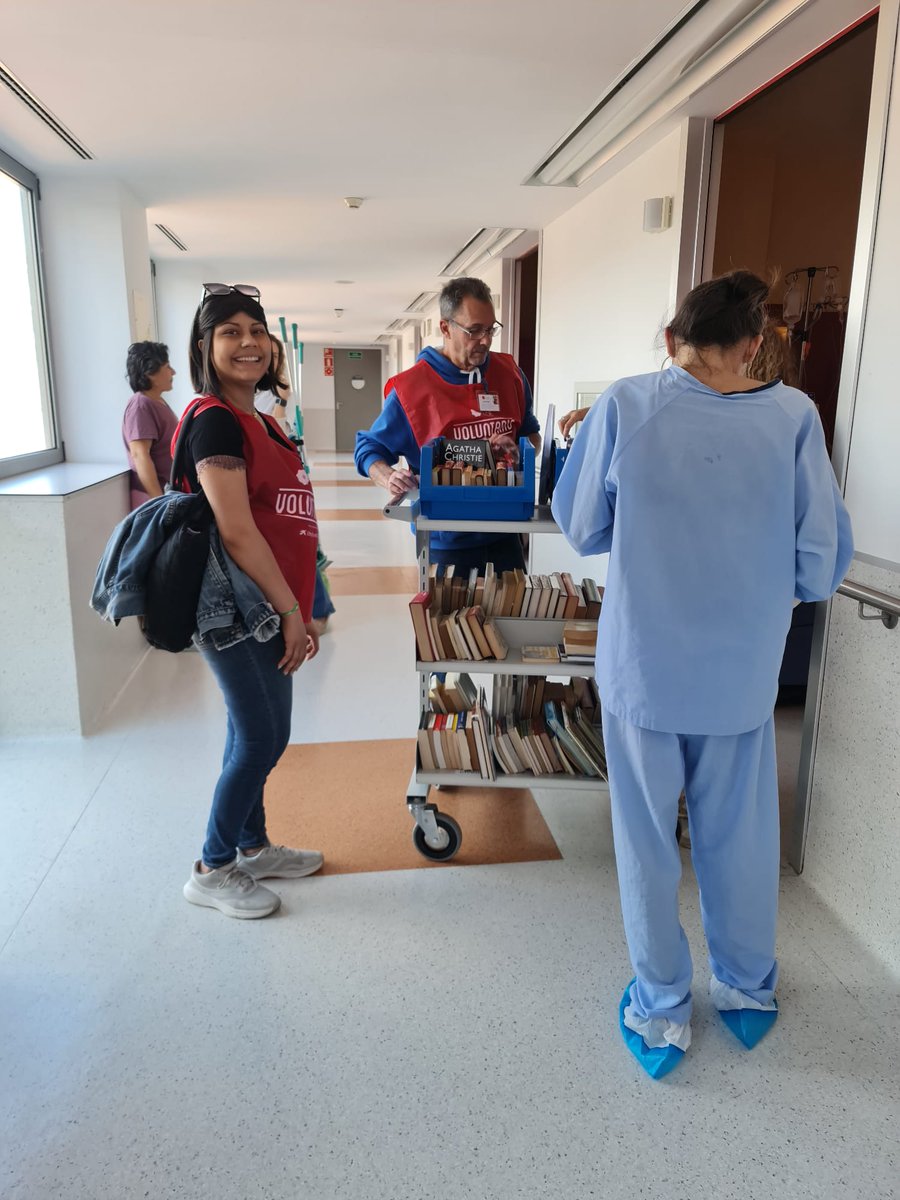 Nuevos voluntarios Javi y Fabi que en un instante se han sumergido en la esencia de la Biblioteca con Alas , han disfrutado y repartido sonrisas y muchos libros por las unidades.Humanizando con @Area2Cartagena y @fundacionfade