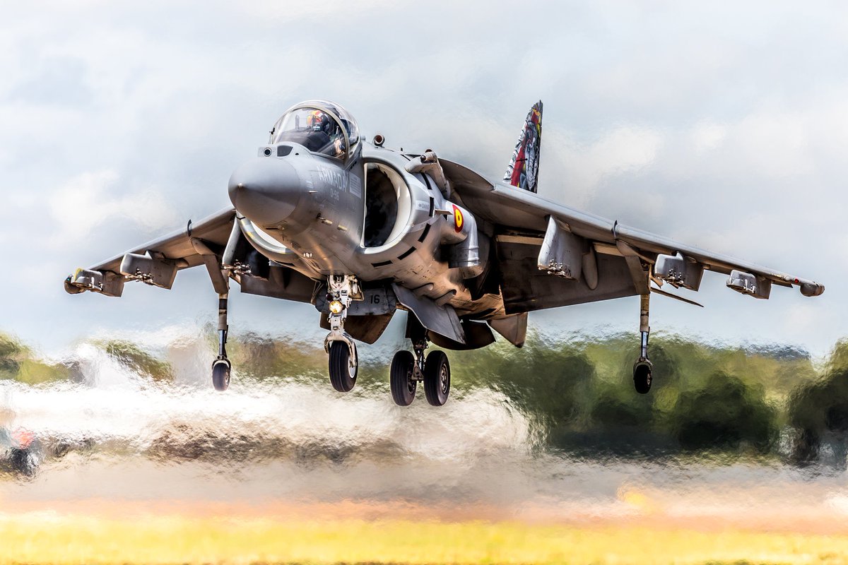 From last year’s Royal International Air Tattoo at RAF Fairford, comes the ARMADA ESPAÑOLA (Spanish Navy) McDonnell Douglas AV-8B Harrier II VA.1B-6 / 01-916 on the hover…