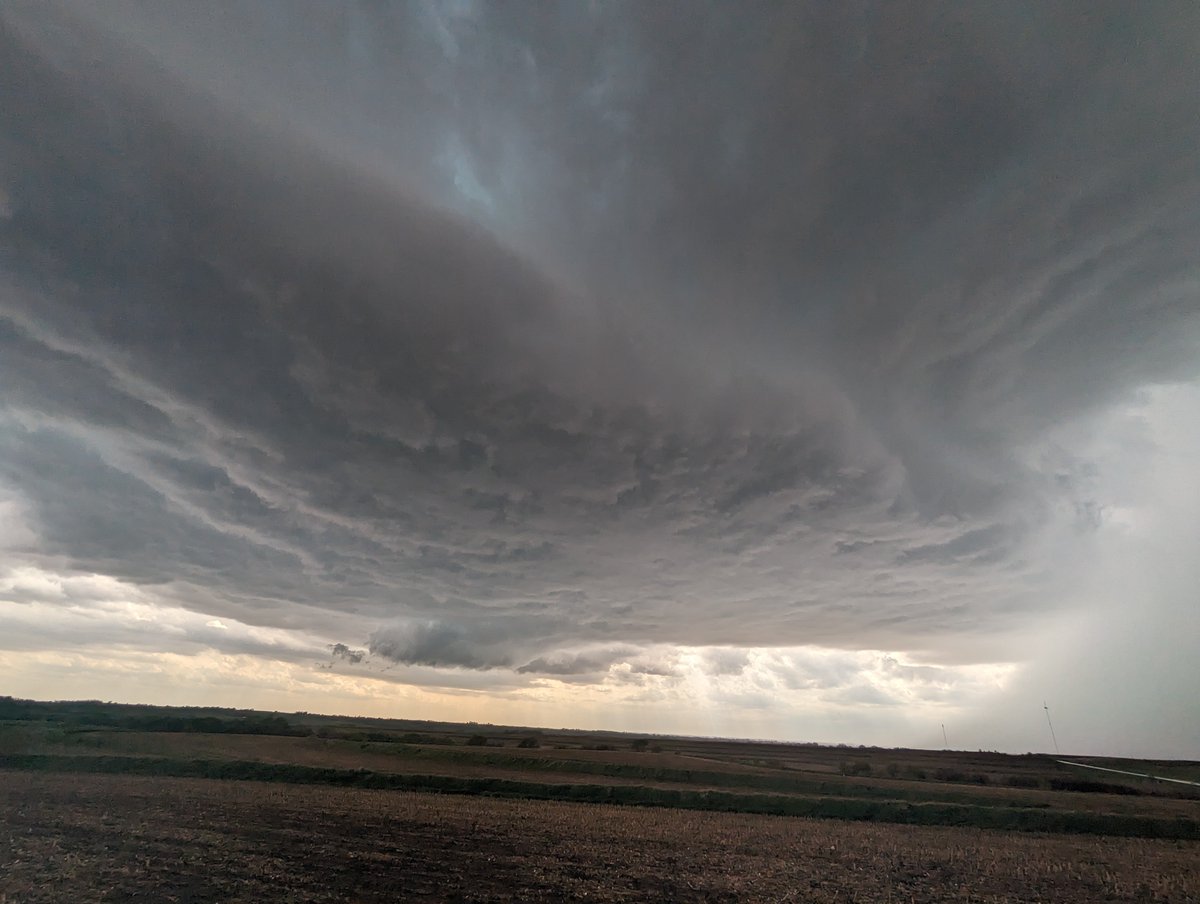 Gorgeous tornado warned supercell near Emerson Iowa. #iawx @NWSOmaha rotation has picked up in the wall cloud.