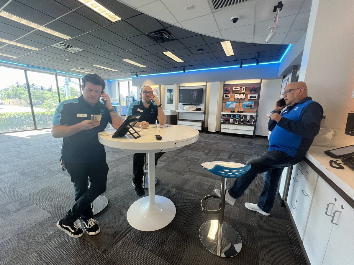 SDM spreading the word on all our small business solutions on this Business Blitz Tuesday!! 💰💼 #OneFLABizWeek24 #ItsaFloridaThing #LifeAtAtt
