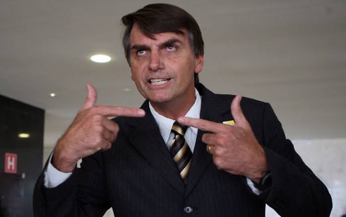 Colunista da Folha defende que o país precisa de um bolsonarismo moderado. Bolsonaro tem 69 anos e está cada vez mais extremista.