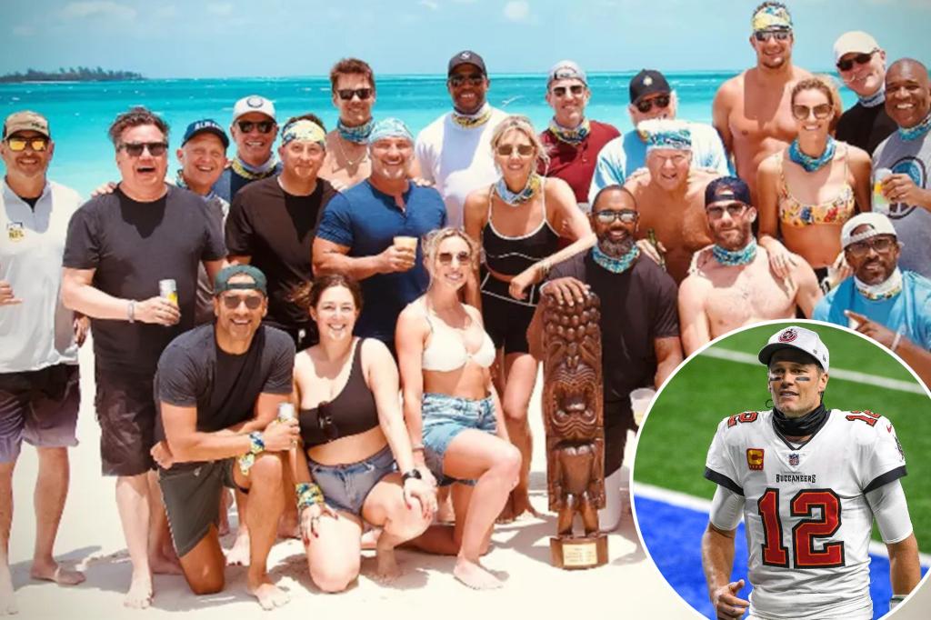 Tom Brady goes ‘off the grid’ with new Fox NFL teammates after unretirement buzz trib.al/nmSB2vD