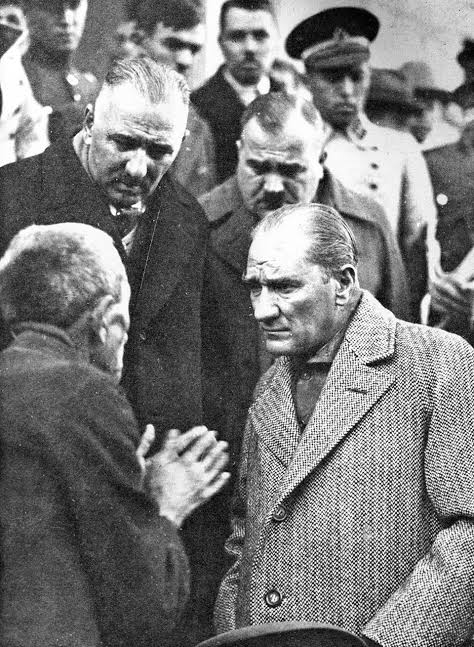 'Bizim gözümüzde çiftçi, çoban, işçi, tüccar, sanatkâr, doktor, kısaca herhangi bir toplumsal kurumda çalışan vatandaşın hak, menfaat ve hürriyeti eşittir.' Gazi Mustafa Kemal Atatürk #1MAYIS #1MayısEmekveDayanışmaGünü 🇹🇷