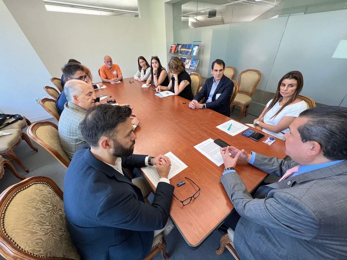 Un gusto recibir a grupo de expertas/os de prestigiosas instituciones @Uniandes, @utditella y @elcolmex, apoyados por @FordFoundation, para conocer los hallazgos del informe Balance de la gobernanza continental en las Américas: Oportunidades y retos. Grata y valiosa conversación.