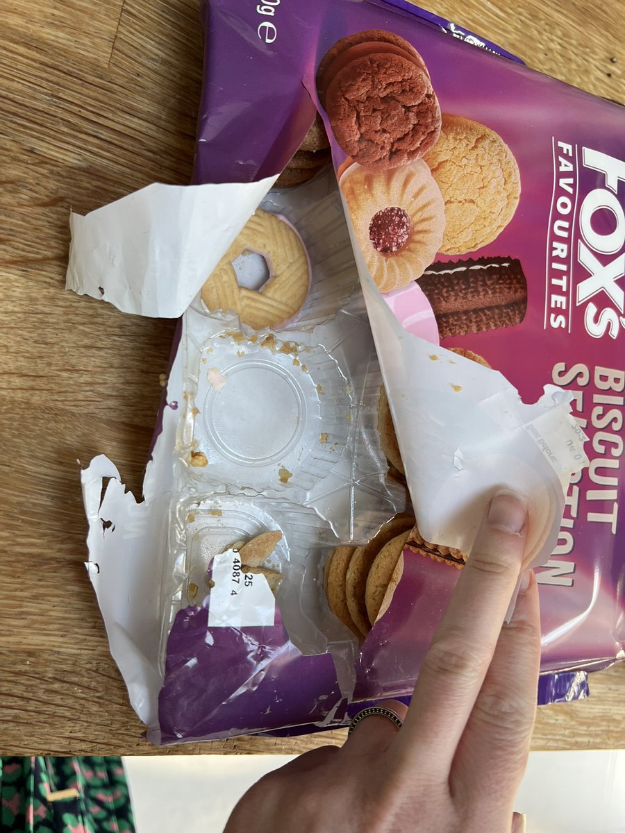Soooooo we found a box of biscuits while mum was at work today… The party rings and jammy dodgers were our favourites 😼😼