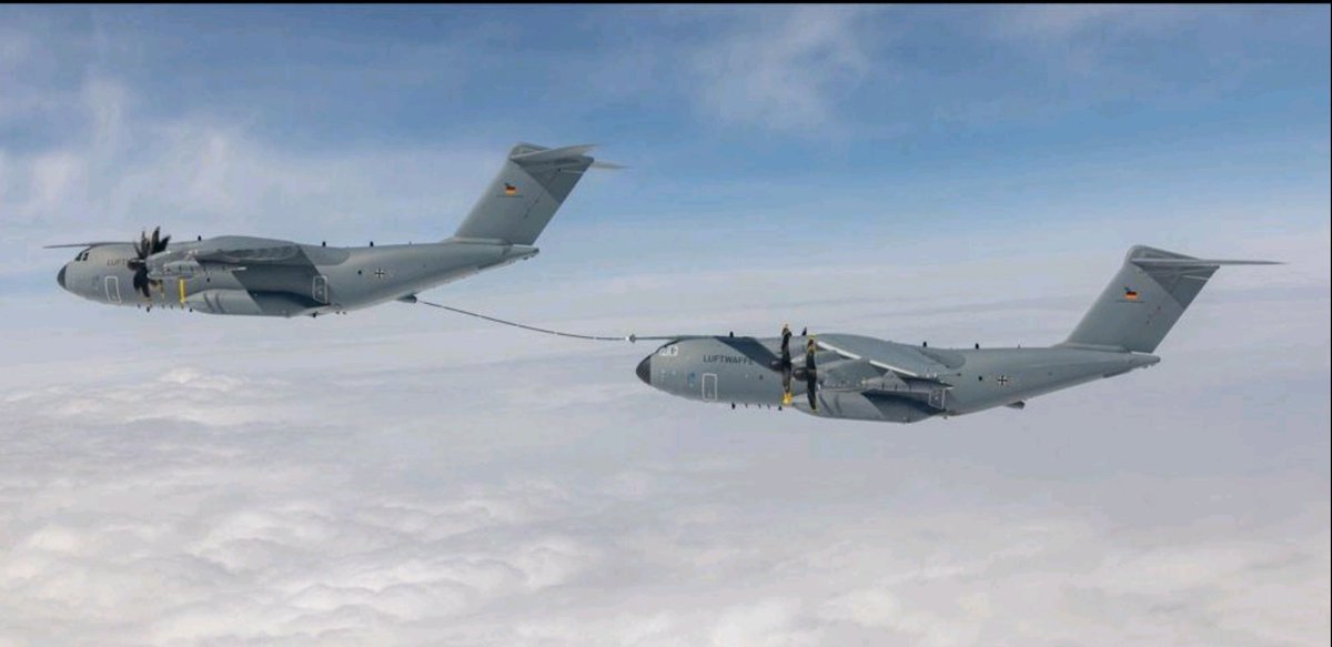 Today an @Airbus #A400M refueled another A400M for the first time! Absolutely a huge strategic advantage!